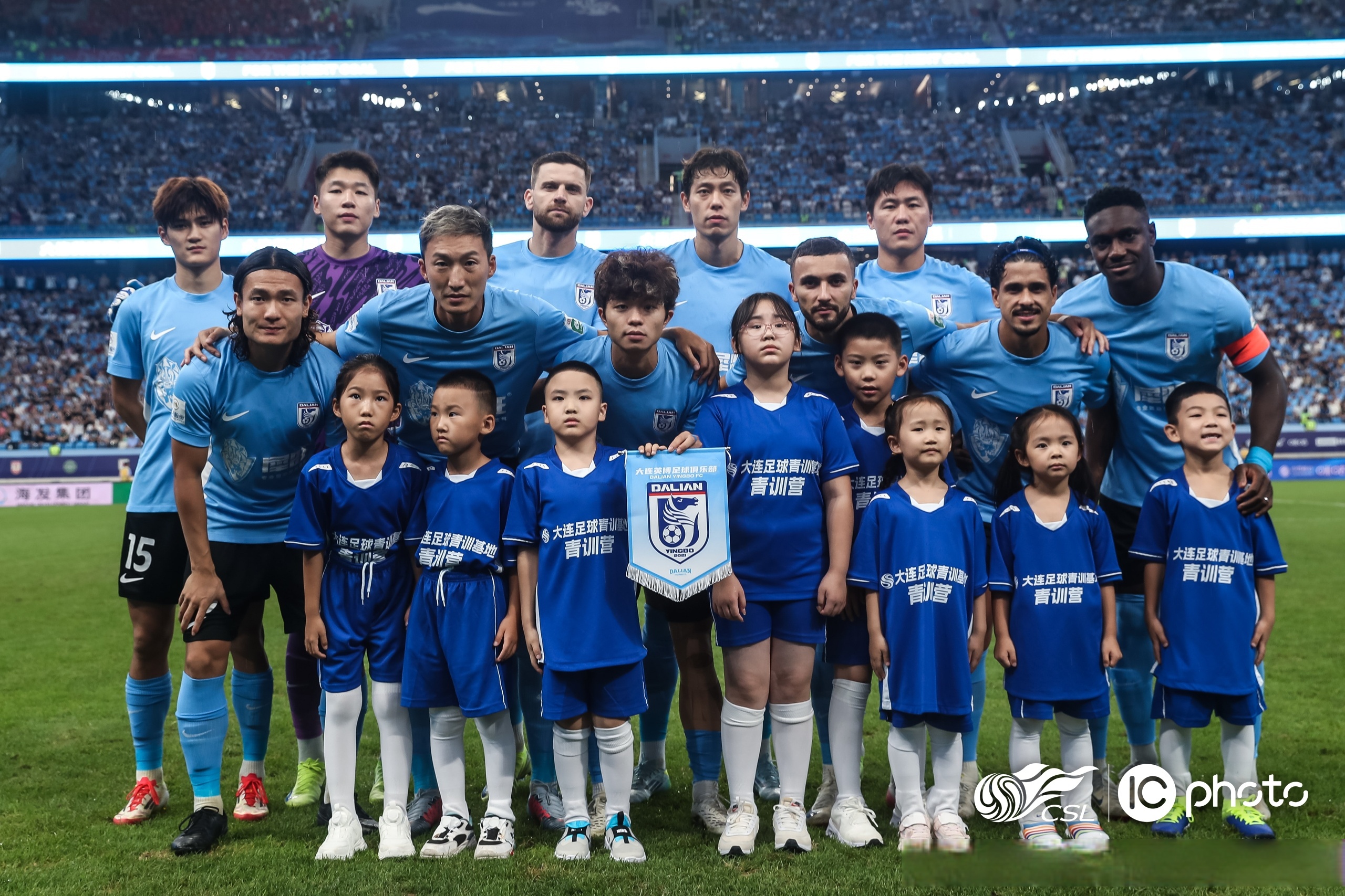 从集结日北京首钢队长鼓劲到法兰克福远射贴柱备战中超，上海海港训练开放日的简单介绍爱游戏服务